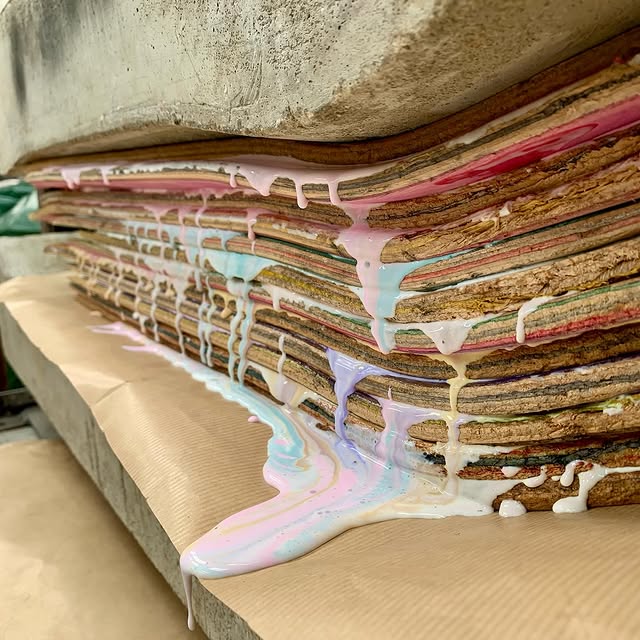 Planches de skateboard sous presse en atelier